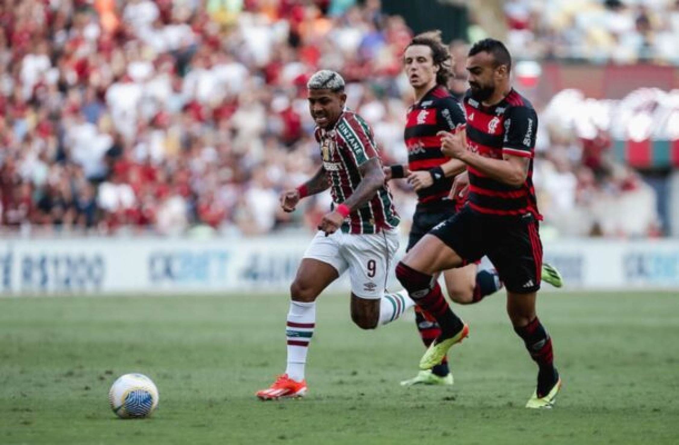 Técnico do Pachuca analisa negociação por John Kennedy, do Fluminense