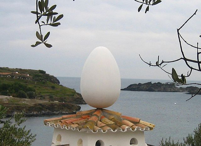 Outra casa de Salvador DalÃ­ que virou museu, em CadaquÃ©s, tambÃ©m tem um ovo no telhado, dando uma impressÃ£o de equilÃ­brio que causa riso. 