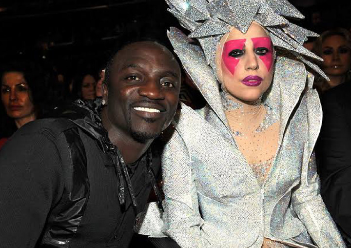 Akon participou do clipe do single â??Just Danceâ?, que alÃ§ou Lady Gaga ao estrelato em 2008, o que o fez ter participaÃ§Ã£o relevante no surgimento da cantora. 
