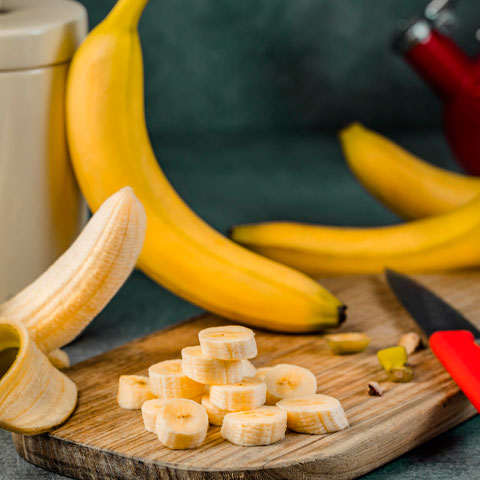 Banana e abacate - Banana é rica em potássio, carboidrato e magnésio, além de fonte de vitamina B6. Isso ajuda a ter um sono tranquilo e diminuir a ansiedade, assim como o abacate.