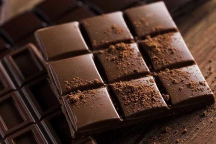 Chocolate amargo: Rico em flavonoides, o chocolate amargo (com 70% ou mais de cacau), quando consumido com moderação, pode ajudar a melhorar a circulação sanguínea, reduzir a pressão arterial e prevenir a formação de coágulos.