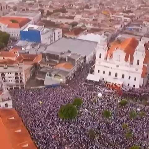 Círio de Nazaré - É uma procissão católica de Belém, no Pará. A caminhada começa na Catedral de Belém e vai até a Praça Santuário de Nazaré.