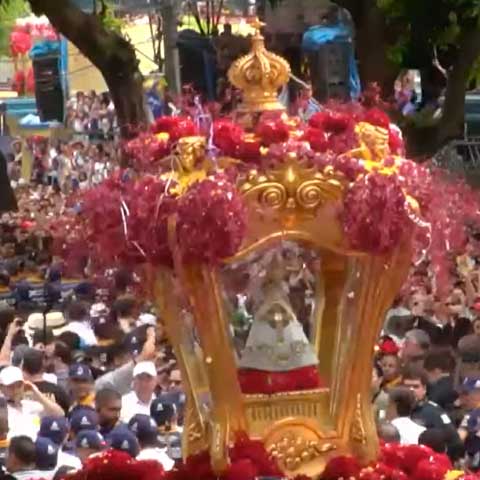  A imagem de Nossa Senhora de Nazaré fica exposta por 15 dias para que os fiéis façam pedidos e agradeçam. A celebração acontece em outubro.