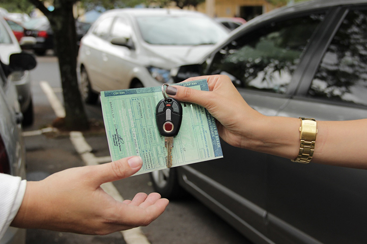 O não pagamento do IPVA impossibilita o licenciamento anual do veículo. Com a situação irregular, o proprietário ficará sujeito à apreensão do carro, além de multa e perda de pontos na Carteira Nacional de Habilitação (CNH). 