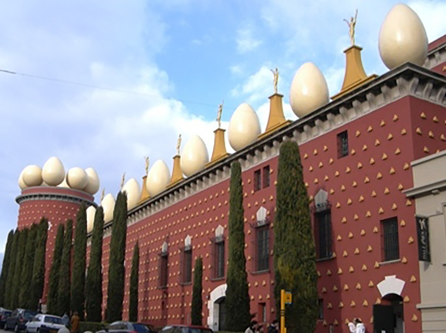 DalÃ­ era tÃ£o excÃªntrico que sua residÃªncia em Figueres, que virou museu, tem uma decoraÃ§Ã£o bem peculiar . A Torre Galatea tem esculturas de ovos no  telhado. 