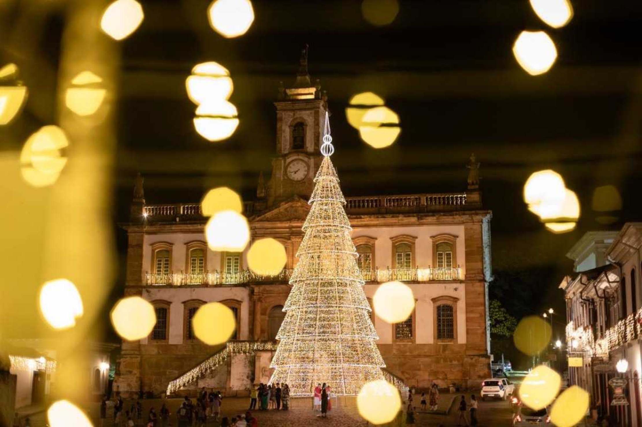 Milhares de luzes iluminam a Praça Tiradentes, em Ouro Preto, no Natal da Mineiridade