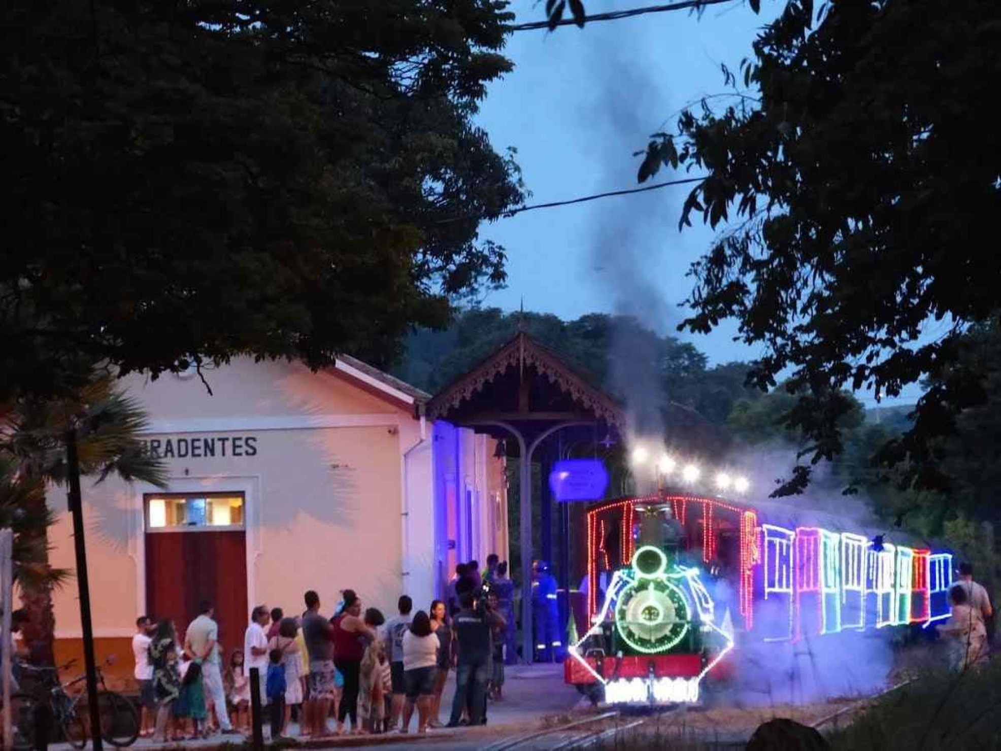  Papai Noel trocou o trenó pela Maria Fumaça no Natal sobre os Trilhos, entre Tiradentes e São João del-Rei 