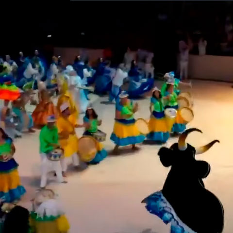 Os bois Caprichoso e Garantido se apresentam no último final de semana de junho no Bumbódromo, na cidade de Parintins, no Amazonas.  