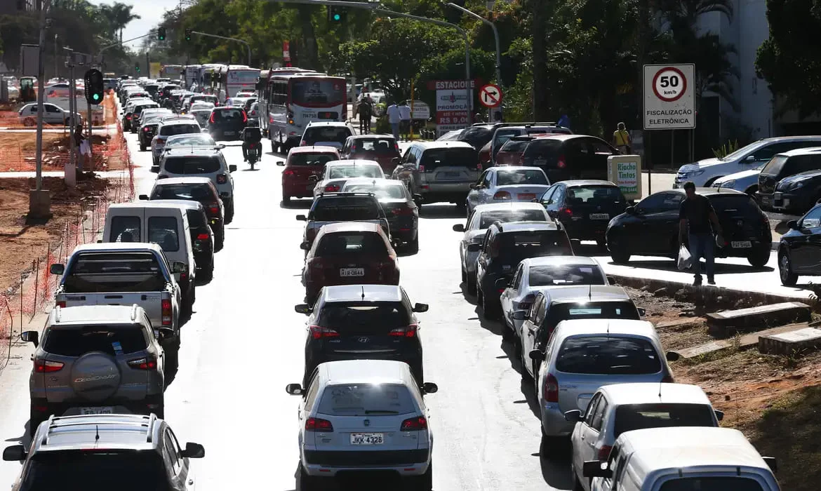 Neste caso, alguns consumidores compensam o pagamento do IPVA com o custo menor de compra do carro novo. 