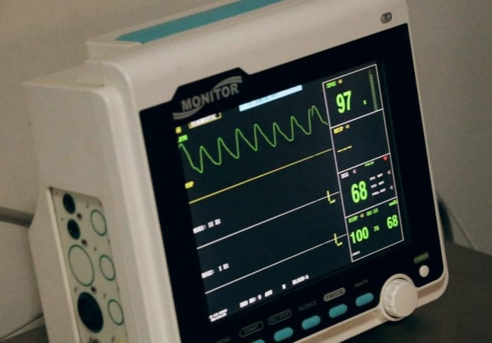 Em casos mais graves, a intoxicação pode provocar convulsões, coma e até morte. Segundo especialistas, os rins ajudam a regular a quantidade de água e eletrólitos no corpo, mas quando se bebe água em excesso, o órgão pode “falhar” e não conseguir eliminar a sobra de água do organismo.