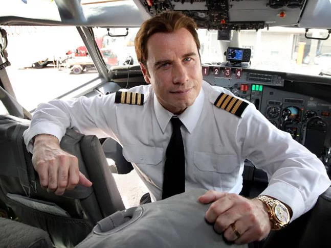 Esta, aliás, é a religião predominante em sua família. Travolta foi até batizado, mas hoje é convertido à cientologia. Outra grande paixão dele é a aviação. Ele tem curso de piloto, é piloto privado licenciado e tem quatro aviões. 