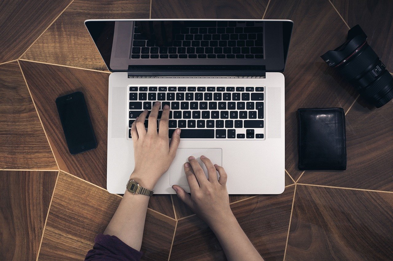 Evite o uso de aparelhos eletrônicos na hora de dormir. Nada provoca mais distração do que um laptop ou um celular com um mundo aberto para a diversão. A pessoa tende a ficar olhando sites e postagens, sem conseguir dormir. 