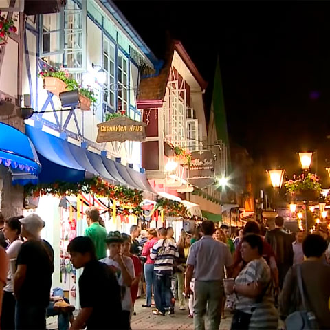 A festa tem comidas e roupas tÃ­picas, danÃ§as tradicionais, alÃ©m, Ã© claro, de muita cerveja. O evento Ã© em Blumenau, em Santa Catarina, com duraÃ§Ã£o de 18 dias no mÃªs de outubro.