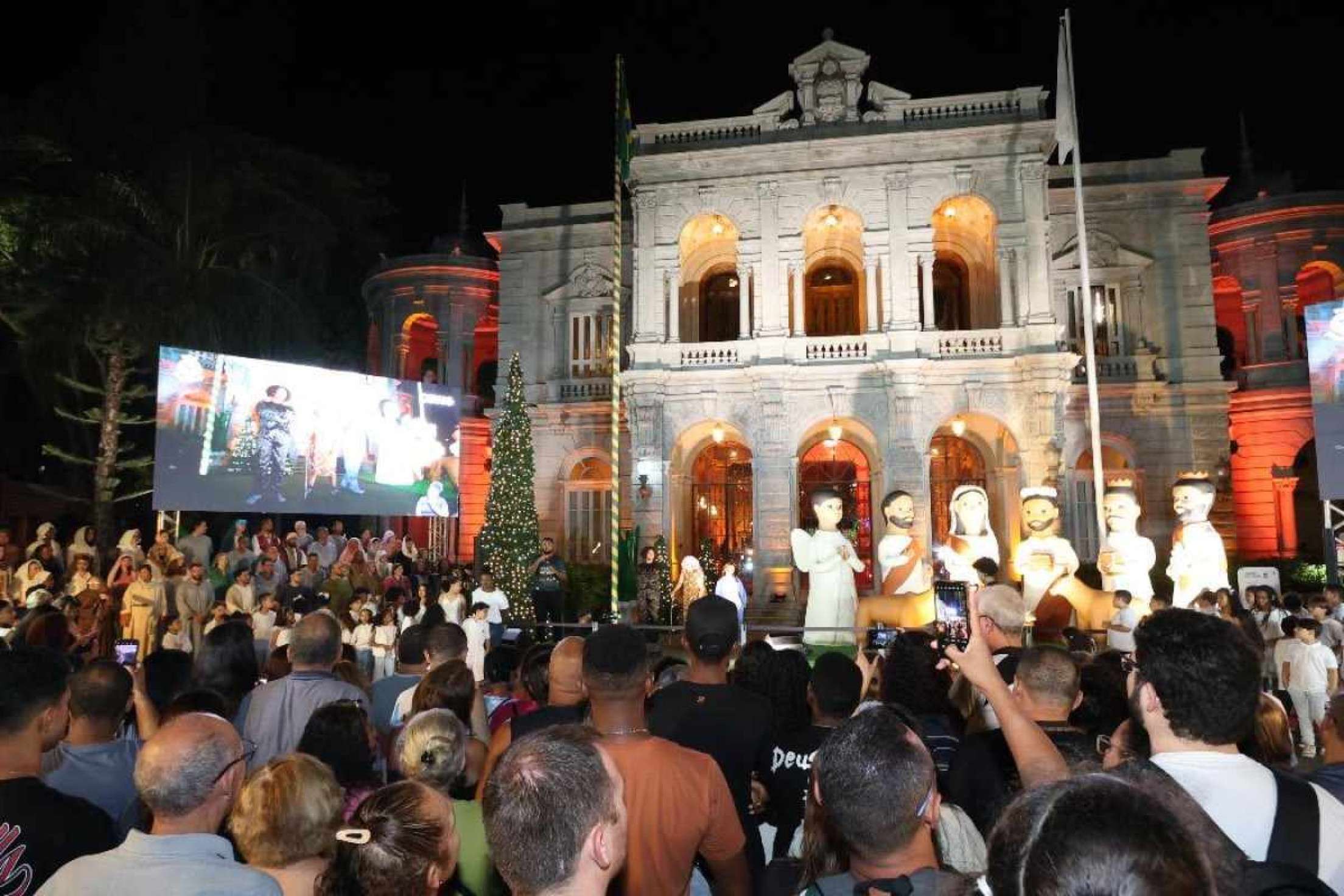 Em frente ao Palácio da Liberdade, o presépio artesanal gigante, feito pela artista Anísia Lima de Souza, conhecida por suas criações em cerâmica  