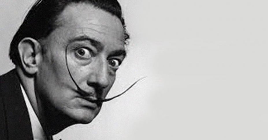 Dalí usava bigodes pontudos e, curiosamente, em julho de 2017, quando seus restos mortais foram exumados, o bigode estava na posição de sempre, como ponteiros marcando 10h10. Uma surpresa para os responsáveis pela exumação. 