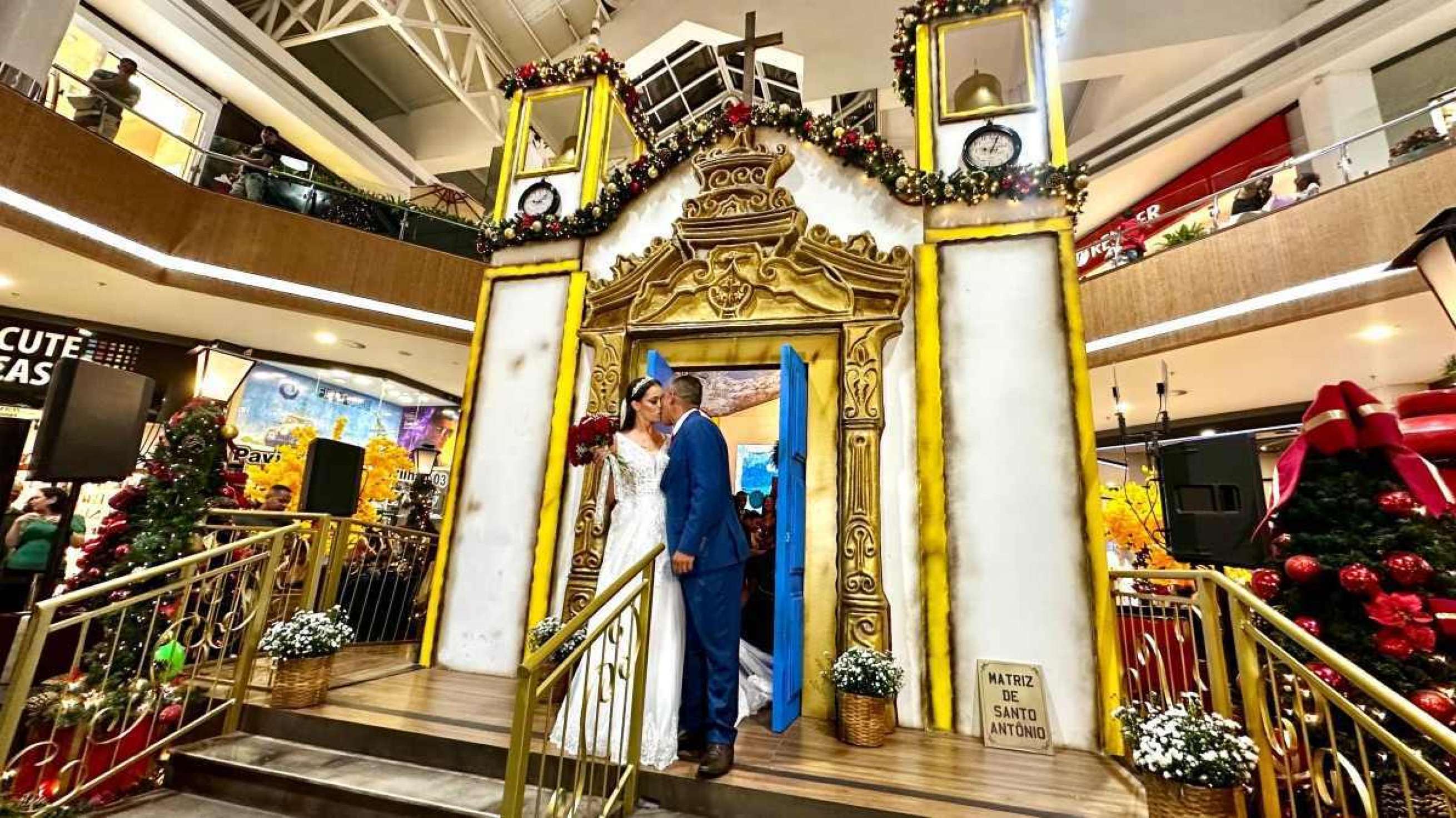 Andressa e Fábio se casaram na réplica da Matriz de Santo Antônio, em um shopping de BH