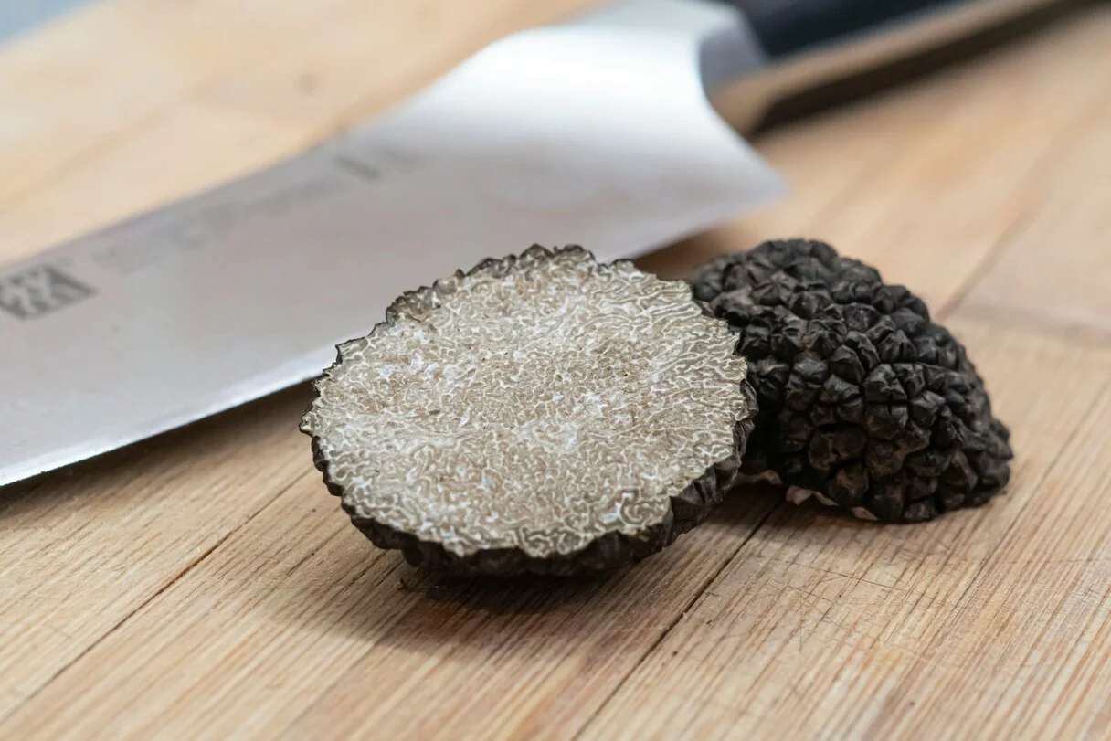 Além de serem uma fonte completa de proteína, as trufas negras também contêm fibras, fósforo, cálcio, manganês e ferro. 