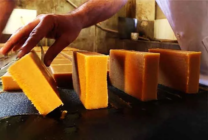 Há pessoas que utilizam a iguaria no lugar do açúcar branco refinado por ela ter maior fartura de nutrientes, entre eles minerais como ferro, cálcio, potássio, fósforo e magnésio. Outros componentes presentes na rapadura são vitaminas do complexo B, como a B1, B2 e B3.
