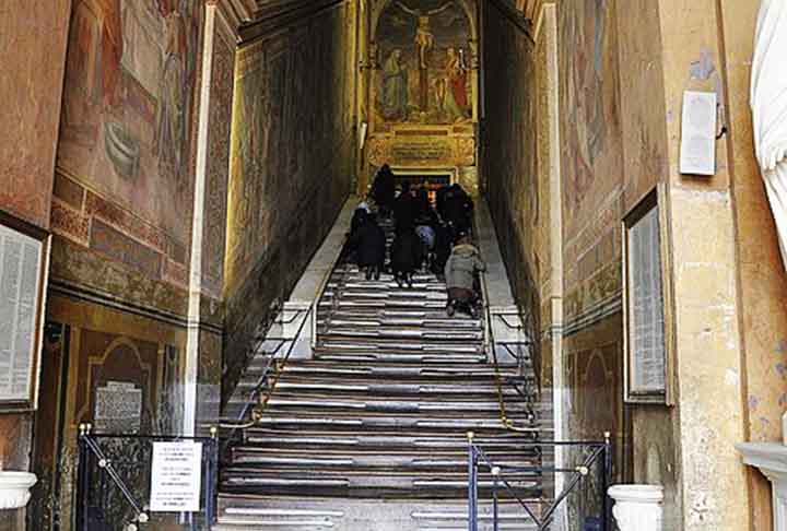 ESCADA SANTA - Consiste em 28 degraus que, segundo a tradição, pertenciam à escada do palácio de Pôncio Pilatos, onde Jesus foi julgado. Trazida para Roma por Santa Helena, ela está na Basílica de São João de Latrão. Sua relevância se dá pelo significado espiritual: peregrinos sobem seus degraus de joelhos em penitência.

