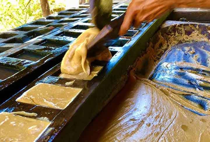 A rapadura pode ser fabricada pura ou adicionando ingredientes como amendoim, coco e gengibre. 
