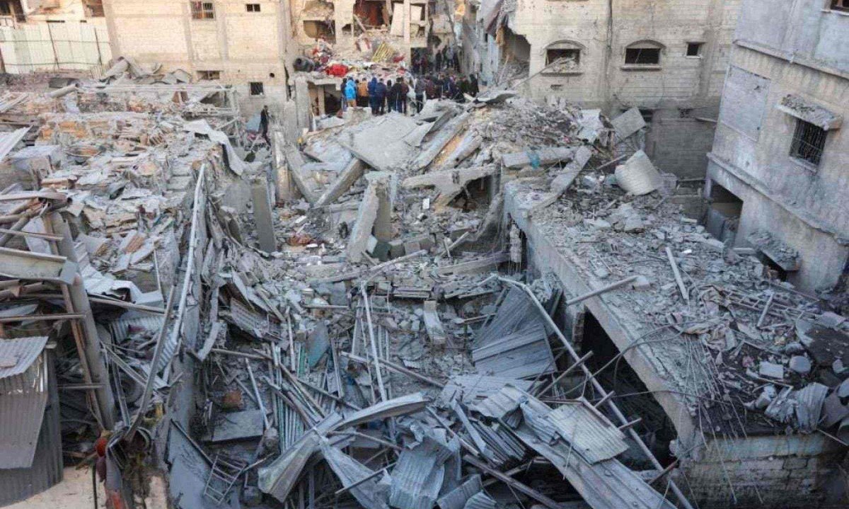 Pessoas procuram sobreviventes após ataque israelense a uma casa na Faixa de Gaza
       -  (crédito: Omar AL-QATTAA / AFP)