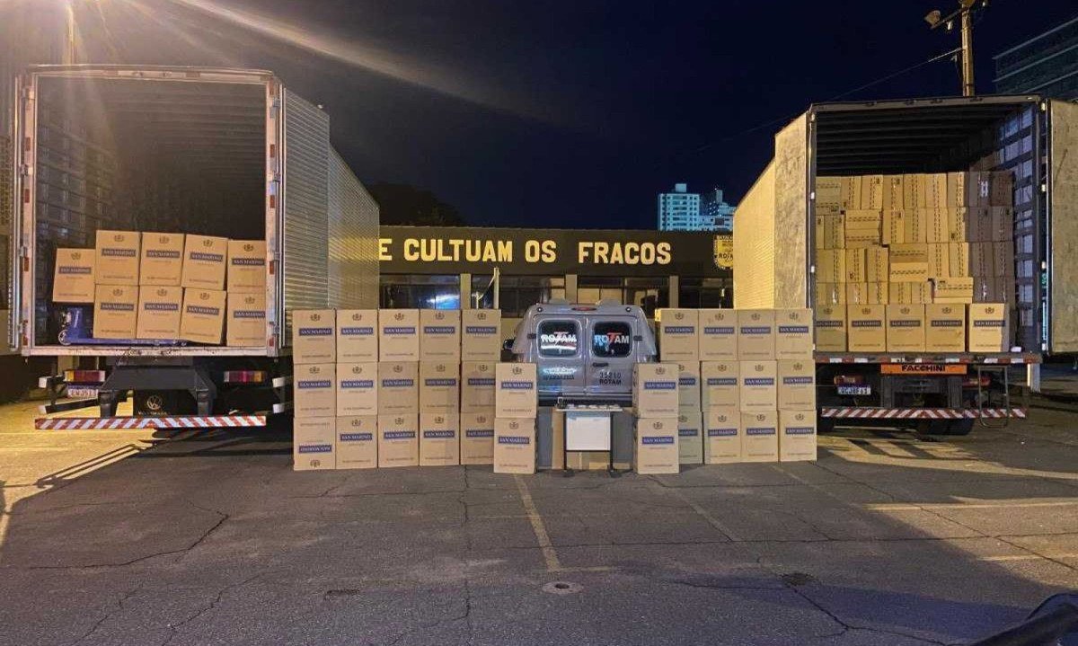 Polícia encontrou sete milhões de cigarros e seis toneladas de tabaco em galpão de Betim -  (crédito: PMMG/Divulgação)