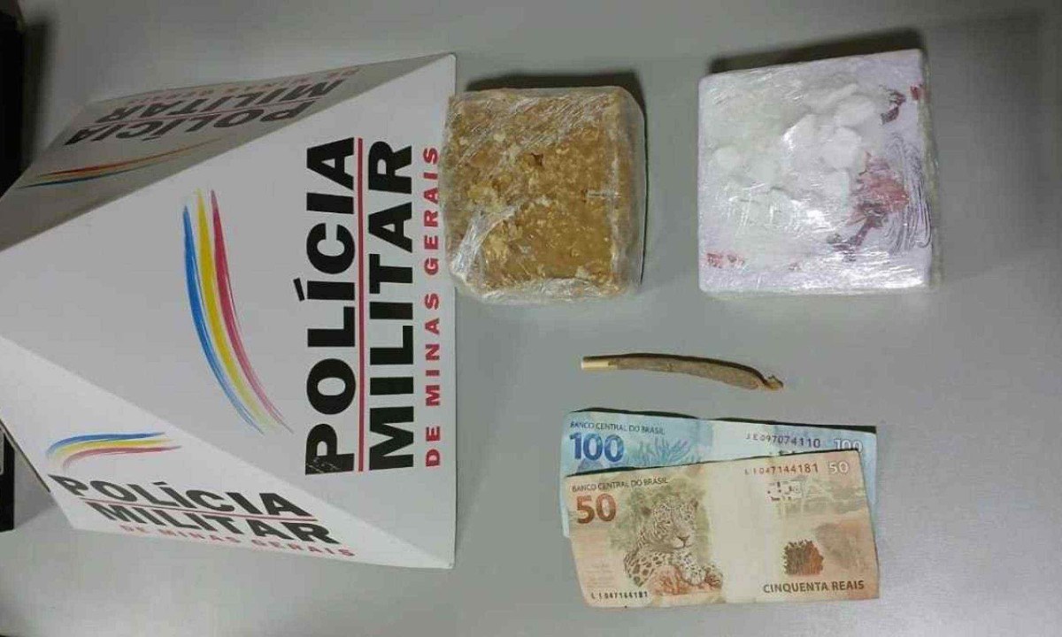 Polícia apreendeu uma barra de crack, uma barra de cocaína, um cigarro de maconha e R$ 150 -  (crédito: PMMG/Divulgação)