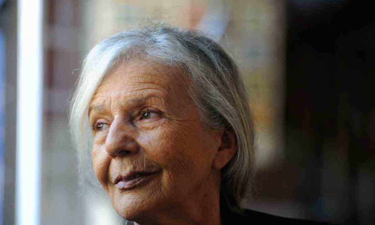 A escritora argentina Beatriz Sarlo morreu em Buenos Aires, aos 82 anos, na última terça; na imagem ao lado, ela posou para o Estado de Minas, no fHist, em Diamantina, em 2013 -  (crédito: Leandro Couri - 21/9/2013 - EM/D.A.PRESS)