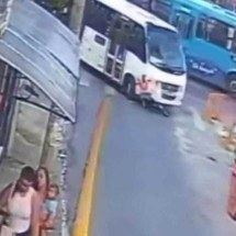 Menino escapa por um triz de atropelamento em BH; veja o vídeo  - Câmeras de segurança