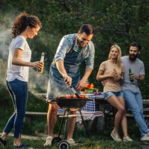 Os churrascos têm começado a ocupar espaço nas festas de fim de ano (Imagem: bbernard | Shutterstock)  -  (crédito: Edicase)