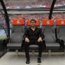  Velez Sarsfield's coach Gustavo Quinteros looks on before the Argentine Professional Football League Cup final match between Velez Sarsfield and Estudiantes de La Plata at the Madre de Ciudades stadium in Santiago del Estero, Argentina, on May 5, 2024. (Photo by Eduardo RAPETTI / AFP)
     -  (crédito:  AFP via Getty Images)