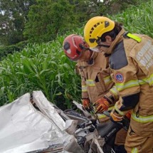 O motorista do carro, um Toyota Corolla, sofreu m&uacute;ltiplos traumatismos e morreu preso &agrave;s ferragens -  (crédito: CBMMG)