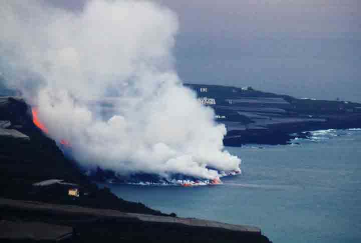 Pela primeira vez em meio século, o vulcão Cumbre Vieja entrou em erupção no mês de setembro de 2021. Ele é o mais ativo das Canárias.
