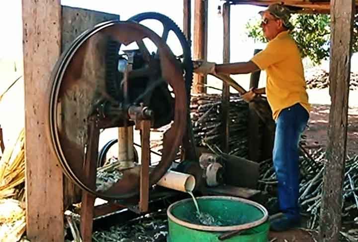 O doce foi introduzido no Brasil durante o século 17 como fonte de alimento para os escravizados quando vigorava a dominação portuguesa. Eles comiam as raspas de açúcar que ficavam presas nas máquinas de engenho. 
