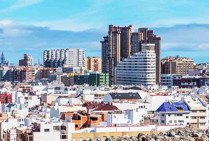 A maior ilha das canárias é Tenerife, que tem pouco mais de 900 mil habitantes. Algumas cenas da série foram gravadas nessa ilha, embora a maioria tenha usado como locação a própria La Palma. 
