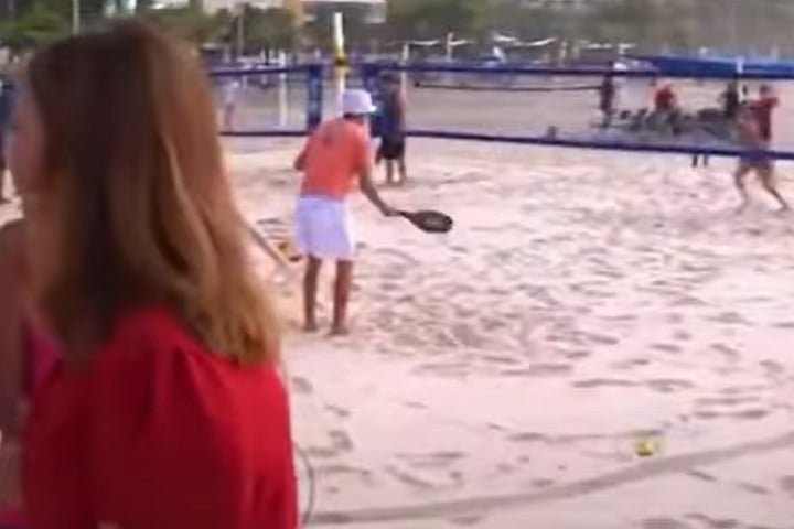 Sem perder a compostura, Adriana pediu desculpas e seguiu com a reportagem: “Ah, então me desculpe ter abordado a senhora. Um ótimo dia, um excelente dia. Então essa é a situação, os guarda-vidas aqui