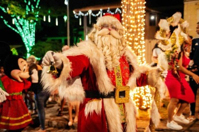 Papai Noel participa do cortejo do Festival FerlizCidade neste domingo, em Santa Bárbara -  (crédito: Marcus Du/Divulgação)