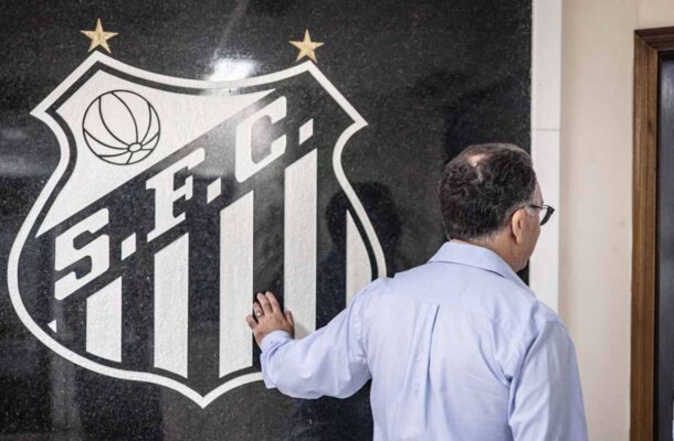 Santos completa um mês sem treinador e tem novela para definir novo comandante