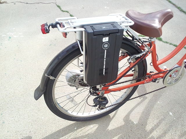 Essa bicicleta não era como as de hoje, ela não tinha pedais ou correntes, e o motor ficava na roda de trás.