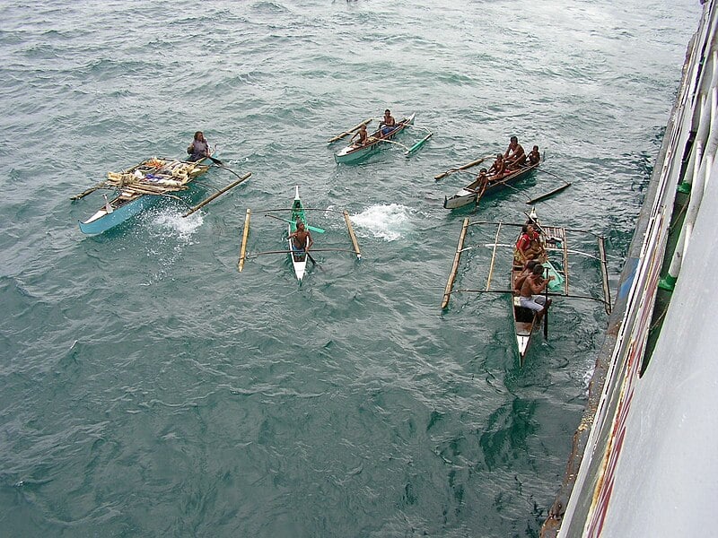 Eles vivem da pesca e da coleta de peças aquáticas para produzir artesanato. Ou seja, retiram da água sua subsistência.