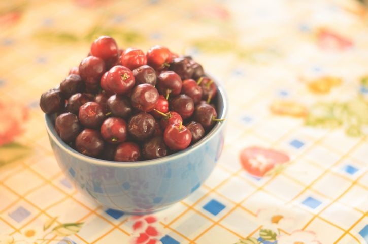 A acerola também melhora a absorção de ferro dos alimentos, ajudando na prevenção da anemia.