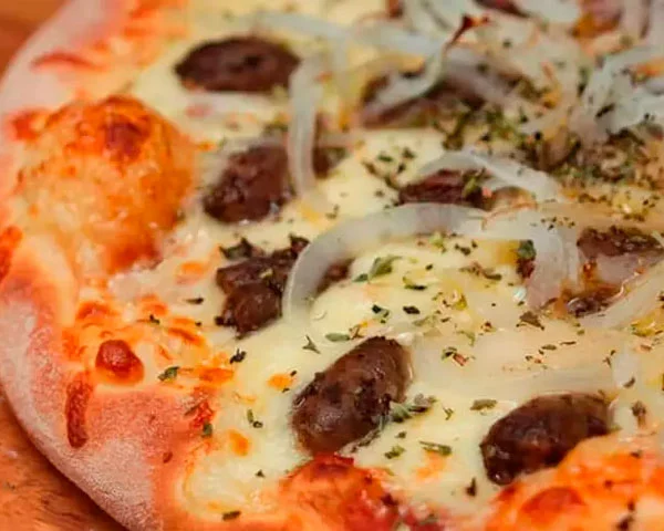 Coração - A pizza de coração é muito famosa na região Sul do Brasil. Ela é feita com coração de galinha, queijo muçarela, salsa e cebolinha picada. Sugerida por Dom Luigi.