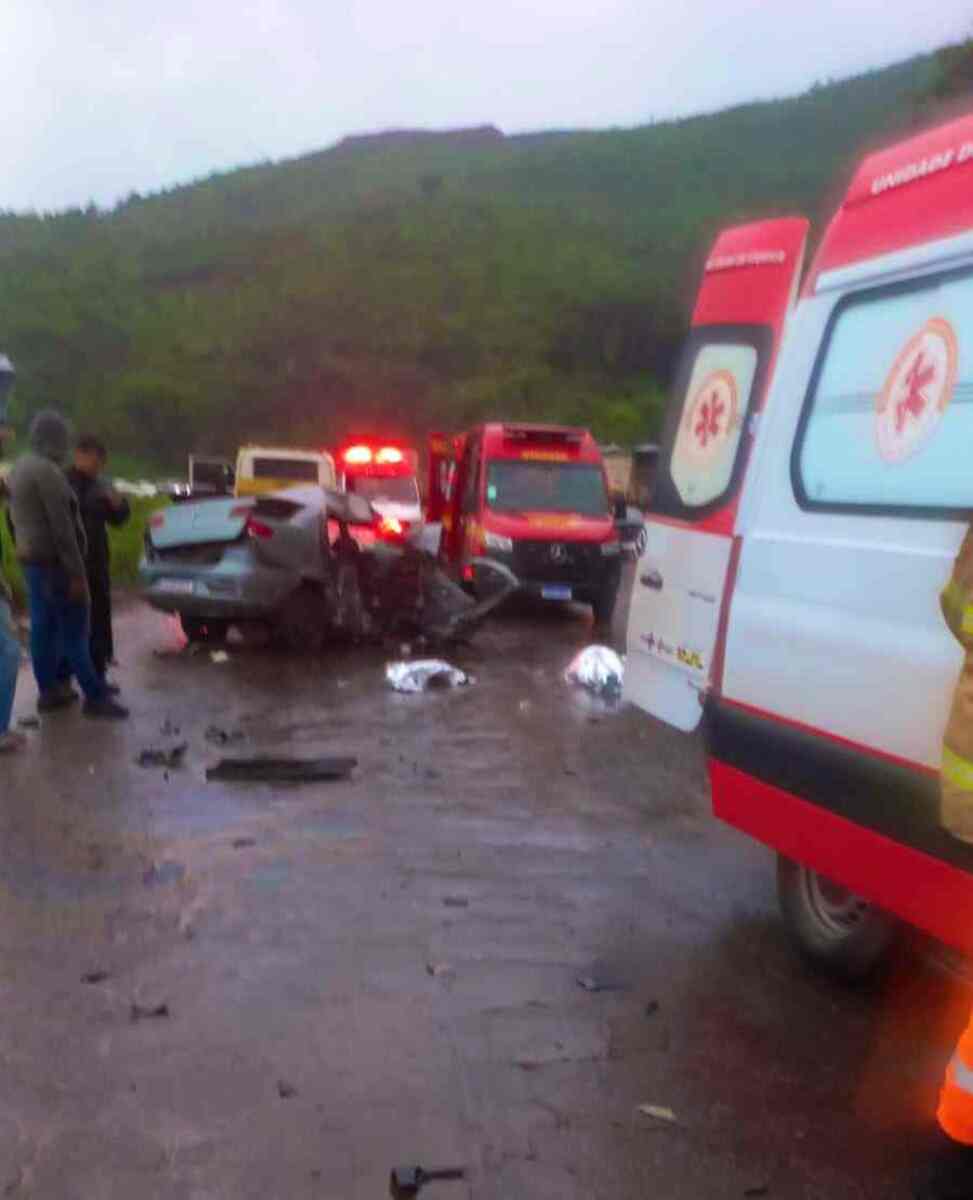 Grande BH: batida entre carreta e carros deixa um morto e interdita BR-381 