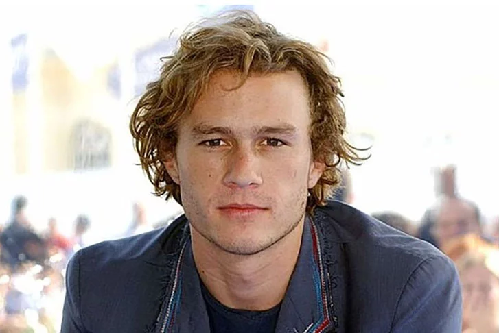 Heath Ledger (1979-2008): O ator morreu repentinamente de uma overdose acidental em 2008, enquanto estava filmando o filme de fantasia “O Mundo Imaginário do Dr. Parnassus”. Ele tinha apenas 28 anos.