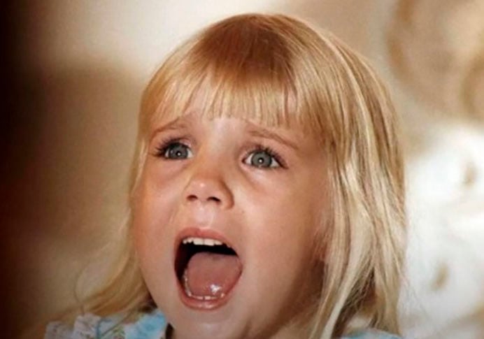 Heather O'Rourke - A atriz mirim americana  - eterna Carol Anne da trilogia de terror Poltergeist - morreu aos 12 anos, em 1988, vítima de um bloqueio intestinal agravado por erro médico. Um diagnóstico falho, 1 ano antes, fez com que ela recebesse tratamento para a doença errada.