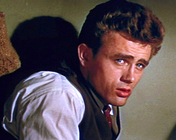 James Dean (1931-1955): James Dean se tornou um ícone cultural após sua morte prematura em um acidente de carro, aos 24 anos. Ele apareceu em apenas três filmes, mas todos foram considerados grandes sucessos.