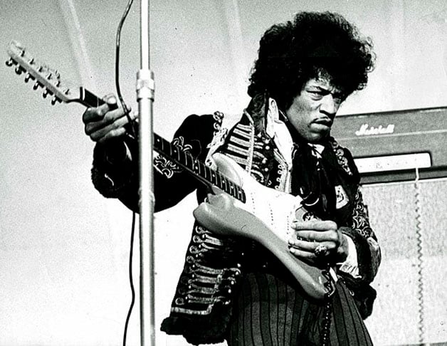 Jimi Hendrix - O músico americano, maior guitarrista de todos os tempos, era usuário de drogas e se afogou no próprio vômito, aos 27 anos, em 1970, deixando um importante legado no rock e no blues. 