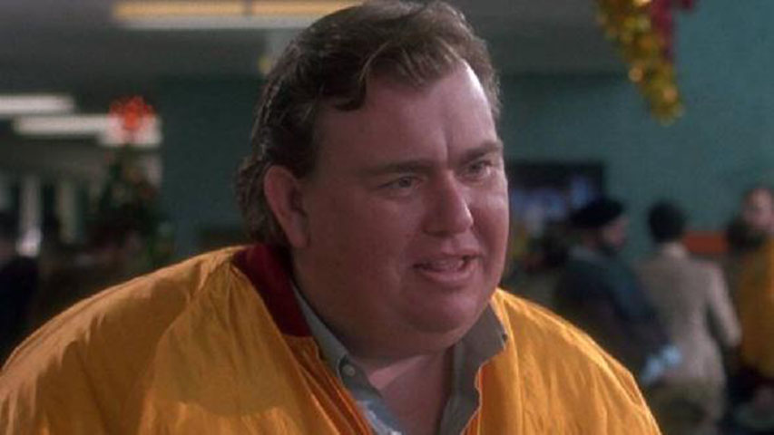 John Candy (1950-1994): O ator morreu tragicamente aos 44 anos de idade. Ele estava lutando contra hábitos alimentares perigosos, tabagismo e doenças cardíacas há muitos anos. 