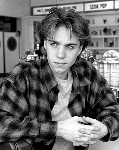 Jonathan Brandis - O ator americano, conhecido pela série SeaQuest e pelo filme HIstória sem Fim II, sofria de depressão e cometeu suicídio por enforcamento em 2003, aos 27 anos. 