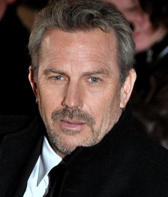 Kevin Michael Costner nasceu em Lynwood, Califórnia, em 18 de janeiro de 1955. Além de ator, ele é produtor, músico e cineasta.